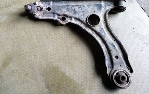 Volkswagen PASSAT B3 Front lower control arm/wishbone