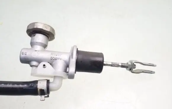 Nissan Navara D40 Clutch master cylinder