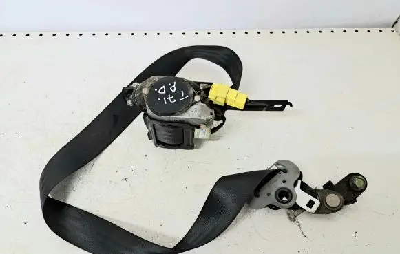 Honda FR-V Front seatbelt