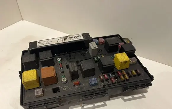 Opel Astra H Fuse module 13181658