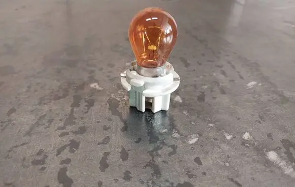Mercedes-Benz E W210 Tail light bulb cover holder 186136