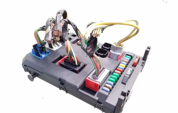 Peugeot 207 Fuse module 9664983080