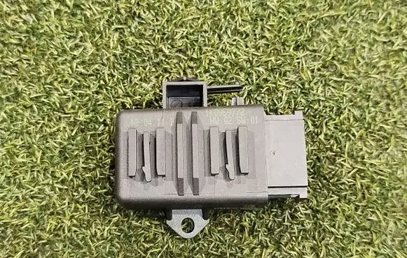 Volkswagen Transporter - Caravelle T5 Seat heating relay 1K0959772