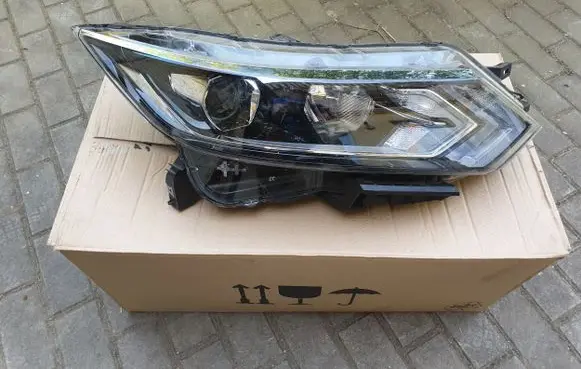 Nissan Qashqai Headlight/headlamp 260104EH1B 260104EH1A