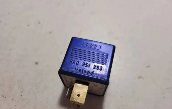 Audi A4 S4 B5 8D Other relay 8A0951253