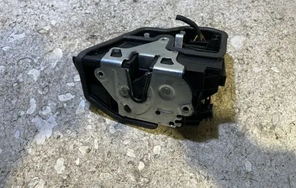 Mini Cooper Countryman R60 Front door lock 7418409