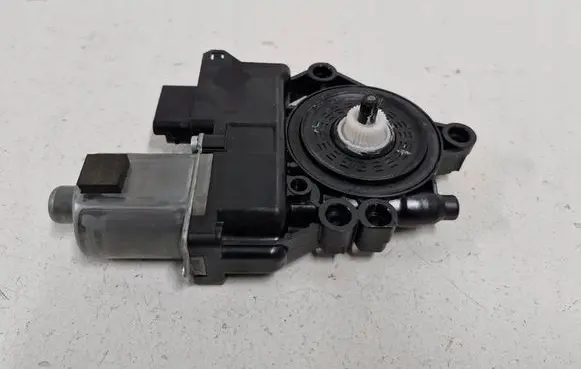 KIA Pro Cee'd III Front door window regulator motor 82460-J7015