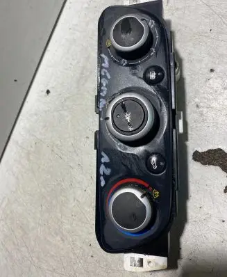 Renault Megane III Climate control unit E1072183A 13050911