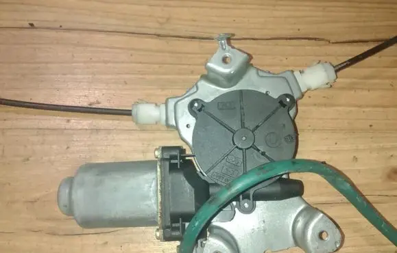 Nissan Almera Tino Front door window regulator motor 400600t4