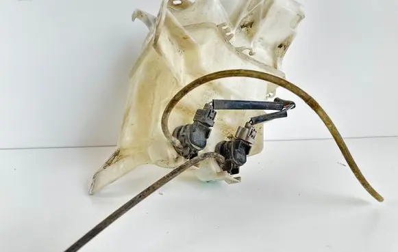 Toyota RAV 4 (XA30) Windshield washer fluid reservoir/tank 060851217