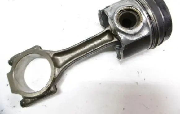 Volkswagen PASSAT B6 Piston 