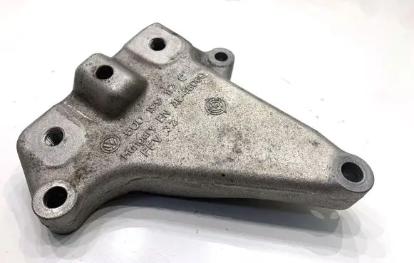 Seat Leon (5F) Engine mounting bracket 5Q0199117C