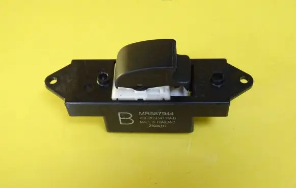 Mitsubishi Colt Electric window control switch MR587944