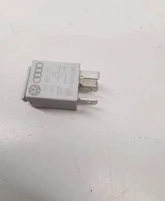 Volkswagen PASSAT B6 Other relay 1K0951253 0332011100 1524P