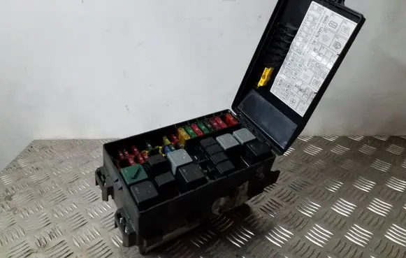 Ford Focus Fuse module 98AG14A067CE 518261300
