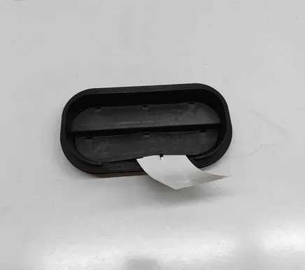 Quarter panel pressure vent