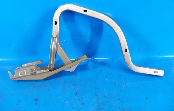 Toyota Camry Tailgate/trunk/boot hinge 6451006030