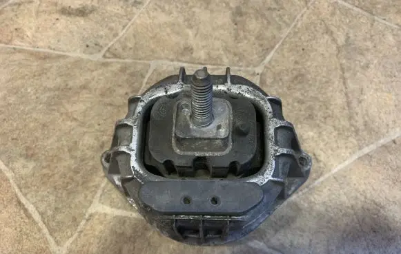 Engine mount bracket