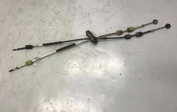 Opel Insignia A Gear shift cable linkage 55569477