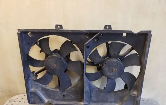 Radiator cooling fan shroud