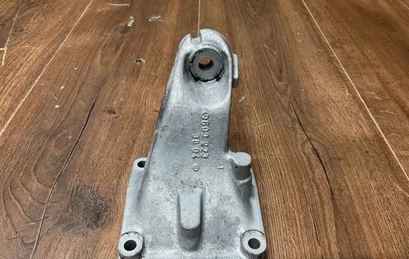 Mercedes-Benz E W124 Engine mounting bracket 6032233604