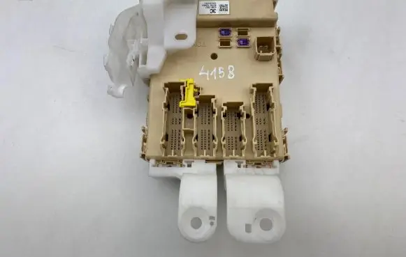 Toyota Auris E180 Fuse module 8273012X80A 63583367 3CC31GTE