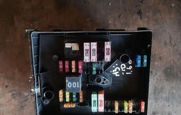 Audi A3 S3 8P Fuse module 8H140410