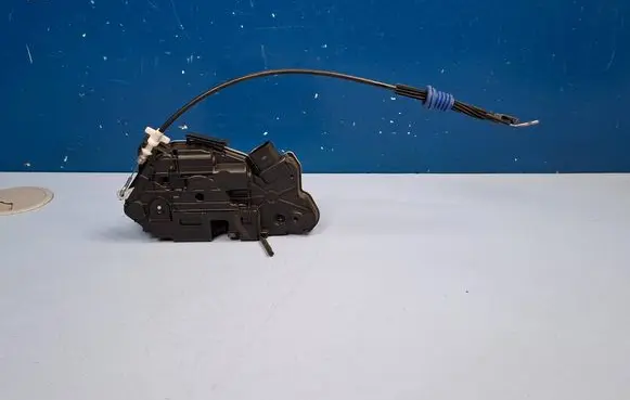 Volkswagen PASSAT CC Front door lock 5N2837016A