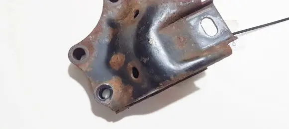 Mazda 323 Engine mounting bracket
