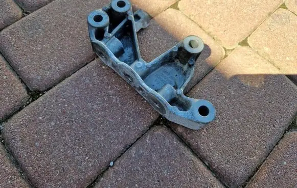 Opel Mokka Engine mounting bracket 95138117