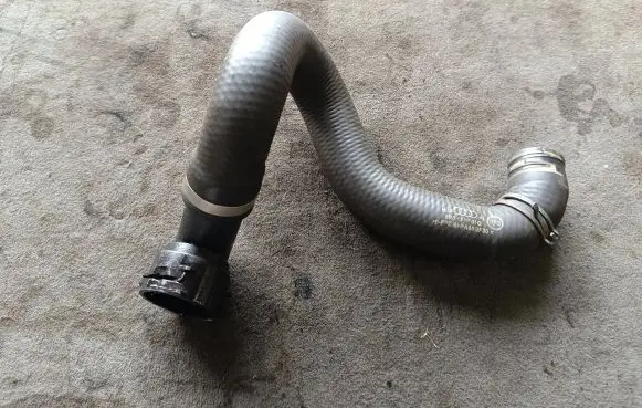 Audi Q5 SQ5 Engine coolant pipe/hose 8R0122101Q
