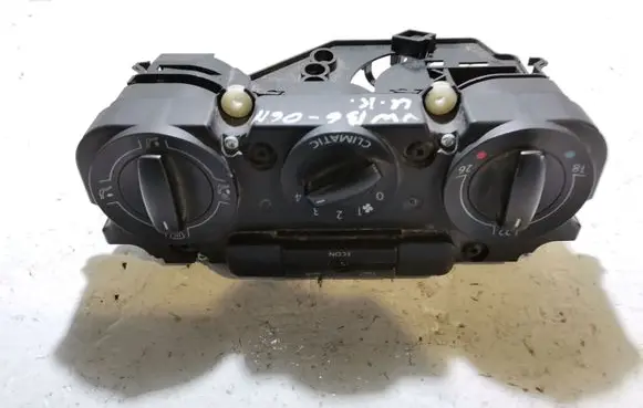 Volkswagen PASSAT B6 Climate control unit