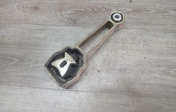 Volvo V70 Engine mount bracket