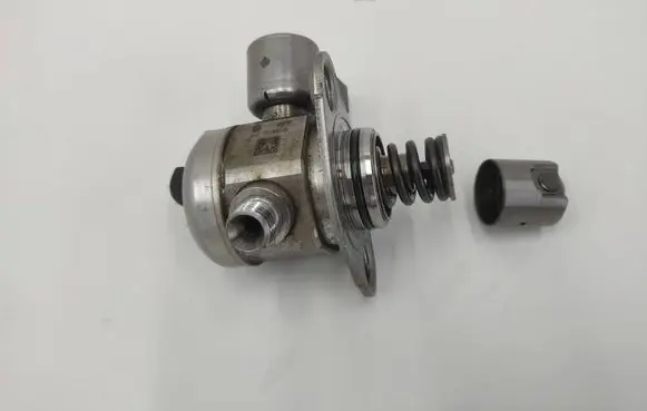 Audi A3 S3 8V Fuel injection high pressure pump 04E127025B