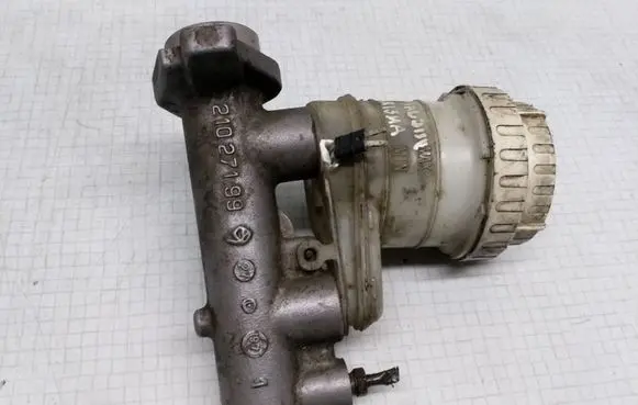 Mitsubishi Carisma Master brake cylinder 21027199