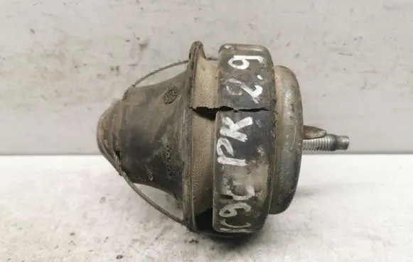 Volvo XC90 Engine mount bracket 8683936