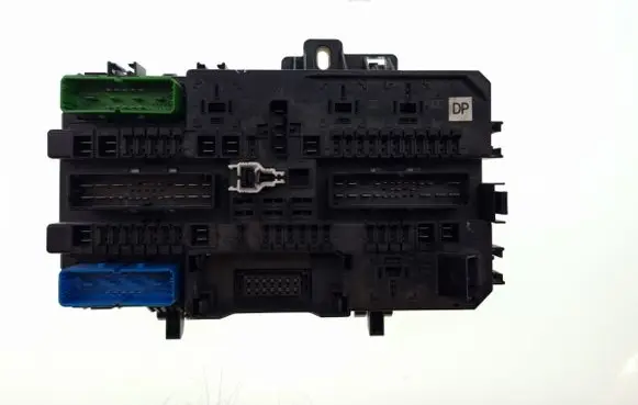 Opel Zafira B Fuse module 5DK008669