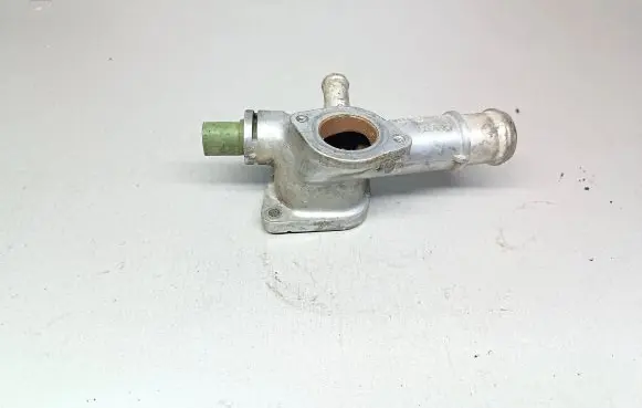 Volkswagen PASSAT B4 Engine coolant pipe/hose 038121133A
