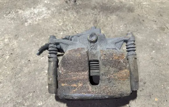 Volkswagen Golf VII Front brake caliper