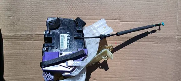 Hyundai i30 Rear door lock 81420G4010