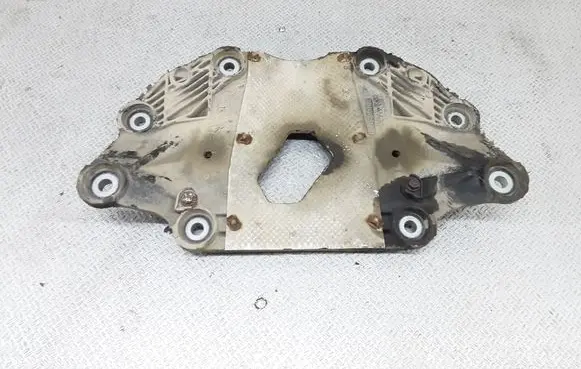 Volvo XC70 Rear differential/diff mount bracket 30639931