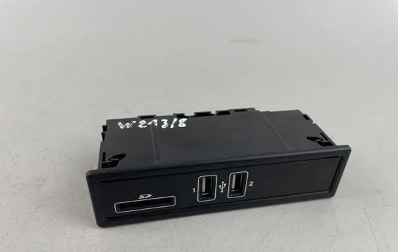Mercedes-Benz E W213 USB socket connector A2058200526