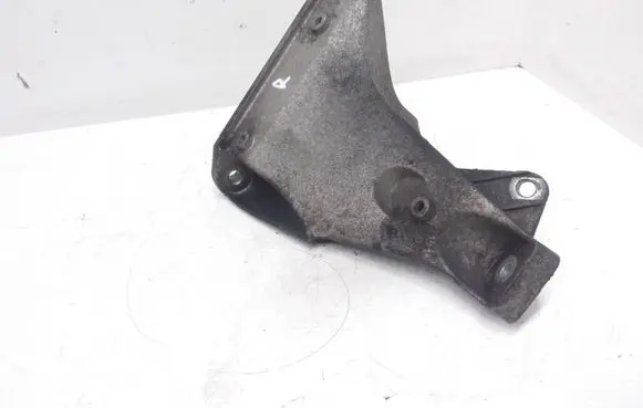 Volkswagen PASSAT B5.5 Engine mounting bracket 8D0199308AB
