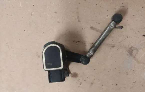 Headlight/headlamp level sensor