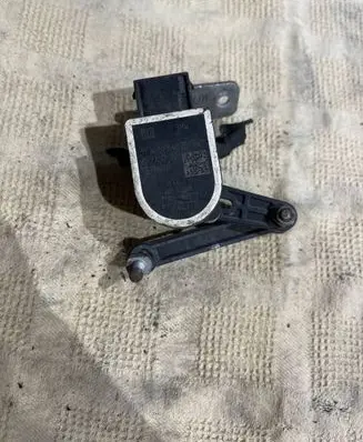 Headlight/headlamp level sensor