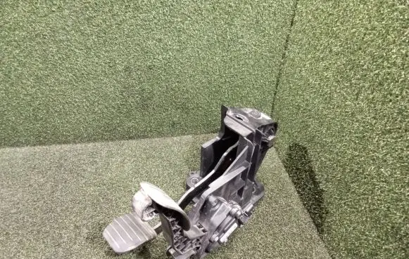 Opel Movano B Accelerator throttle pedal 180107523R 465104099R
