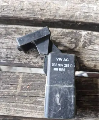 Volkswagen PASSAT B6 Glow plug pre-heat relay 038907281D