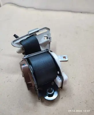Nissan Qashqai+2 Third row seat belt 