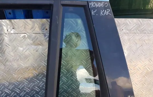 Rear vent window glass
