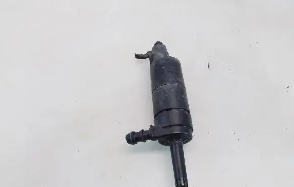 Volkswagen Touran I Windscreen/windshield washer pump